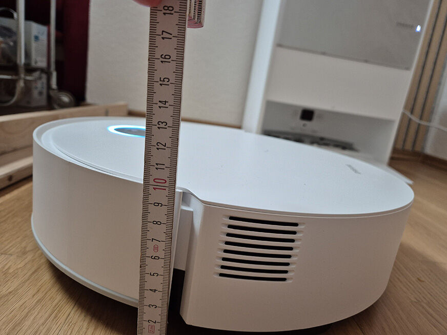 Die Bauhöhe des Dreame Aqua10 Ultra Track wird mit einem lineal abgemessen. 